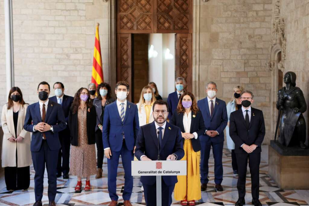 El presidente de la Generalitat, Pere Aragonès, durante una declaración institucional que realizó acompañado de todos los consellers del Govern. EFE/Quique García