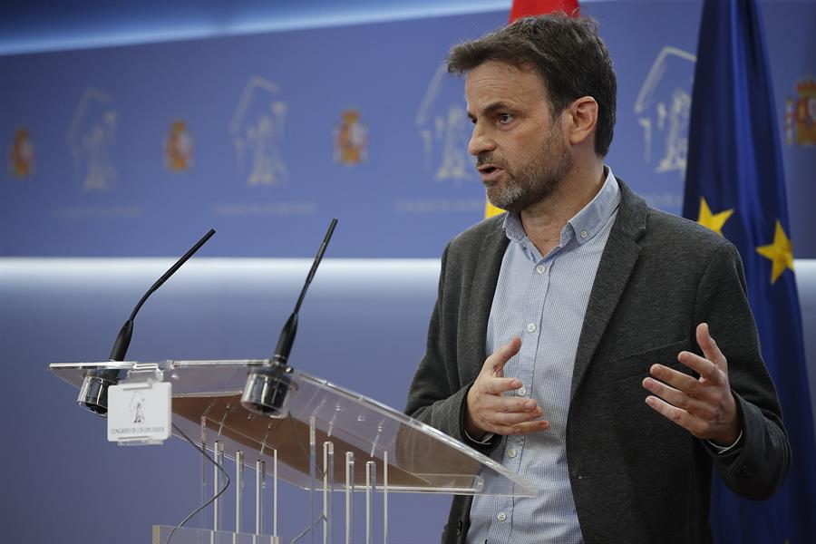 El portavoz del En Comú Podem, Jaume Asens, durante la rueda de prensa ofrecida este martes en el Congreso de los Diputados. EFE/Javier Lizón