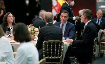 El rey Felipe VI, el presidente del gobierno Pedro Sánchez, y la alcaldesa de Barcelona Ada Colau, hoy domingo en Barcelona durante la cena inaugural del Mobile World Congress.- EFE / Toni Albir