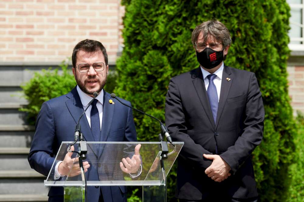 El presidente de la Generalitat, Pere Aragonès (i), y el expresident Carles Puigdemont (d), ofrecen una rueda de prensa tras su primer encuentro presencial desde la toma de posesión del nuevo Govern, este viernes frente a la Casa de La República en Waterloo, Bélgica. EFE/ Horst Wagner