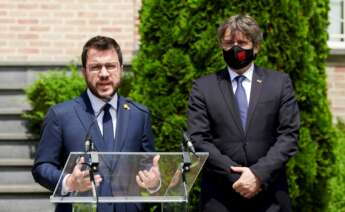 El presidente de la Generalitat, Pere Aragonès (i), y el expresident Carles Puigdemont (d), ofrecen una rueda de prensa tras su primer encuentro presencial desde la toma de posesión del nuevo Govern, este viernes frente a la Casa de La República en Waterloo, Bélgica. EFE/ Horst Wagner