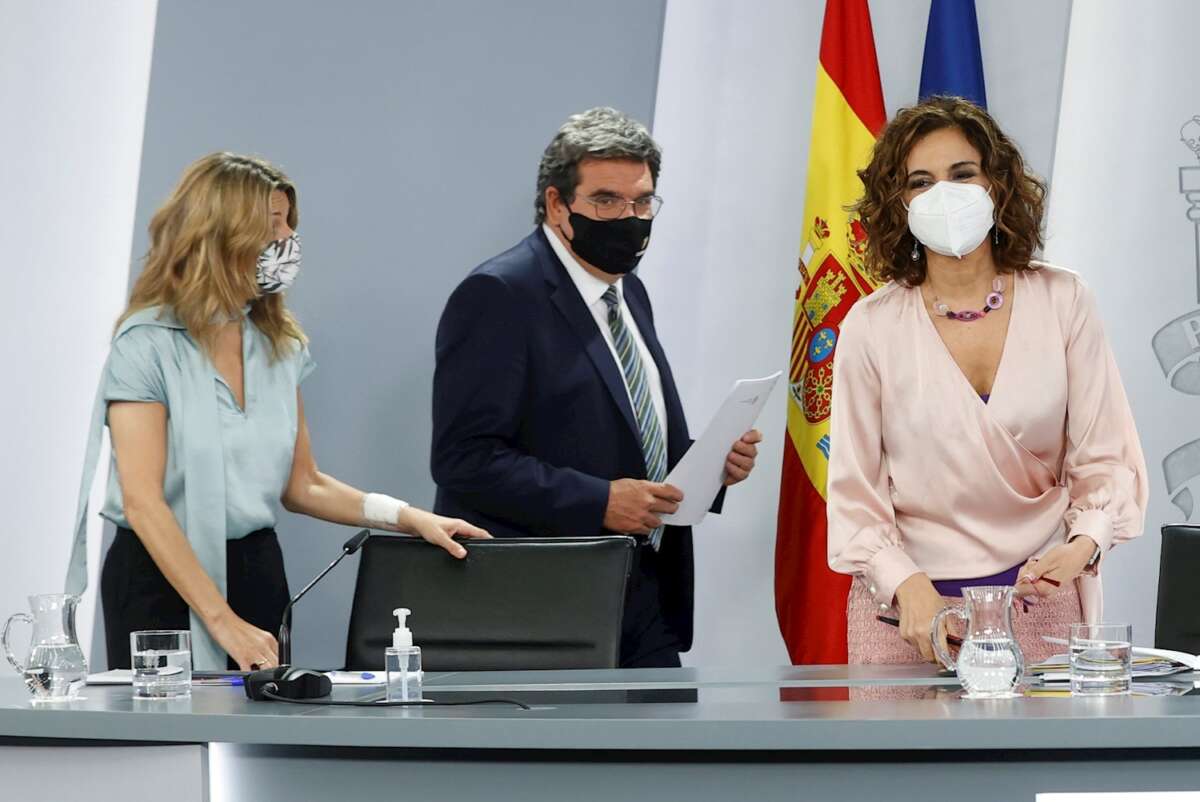 La vicepresidenta tercera y ministra de Trabajo, Yolanda Díaz; el ministro de Inclusión, Seguridad Social y Migraciones, José Luis Escrivá, y la portavoz del Gobierno y ministra de Hacienda, María Jesús Montero, durante la rueda de prensa tras el Consejo de Ministros celebrada en el Palacio de la Moncloa en Madrid, este jueves. EFE/ J. J. Guillén