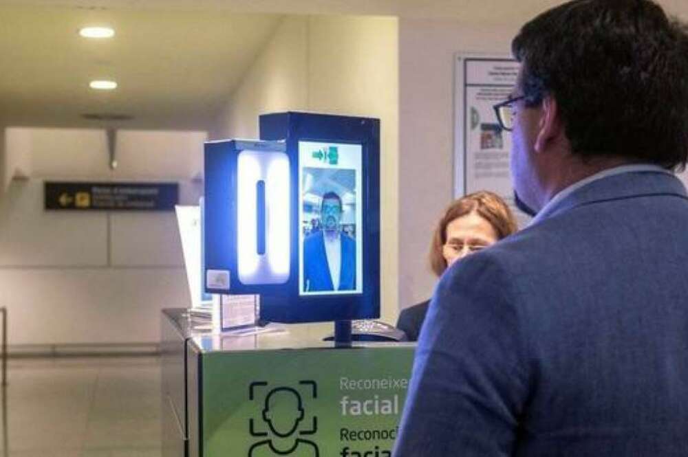 Aena ha puesto en marcha en el aeropuerto de Menorca una prueba piloto de identificación de pasajeros mediante reconocimiento facial. EFE/David Arquimbau/Archivo