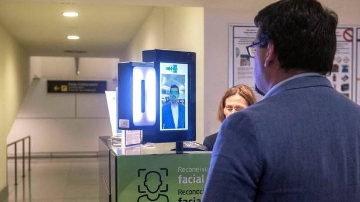 Aena ha puesto en marcha en el aeropuerto de Menorca una prueba piloto de identificación de pasajeros mediante reconocimiento facial. EFE/David Arquimbau/Archivo