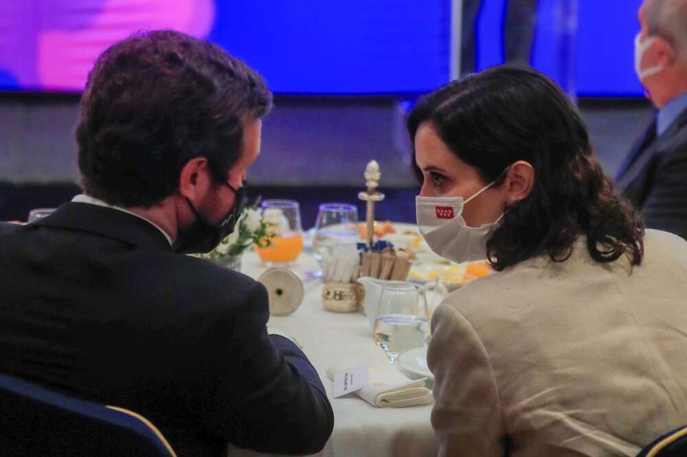 El presidente del Partido Popular, Pablo Casado (i) conversa con la presidenta en funciones de la Comunidad de Madrid, Isabel Díaz Ayuso (d) durante la intervención del alcalde de Madrid, José Luis Martínez-Almeida (no en la imagen) durante un desayuno informativo organizado por Nueva Economía Fórum en Madrid este martes. EFE/Fernando Alvarado