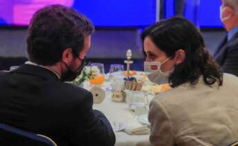 El presidente del Partido Popular, Pablo Casado (i) conversa con la presidenta en funciones de la Comunidad de Madrid, Isabel Díaz Ayuso (d) durante la intervención del alcalde de Madrid, José Luis Martínez-Almeida (no en la imagen) durante un desayuno informativo organizado por Nueva Economía Fórum en Madrid este martes. EFE/Fernando Alvarado