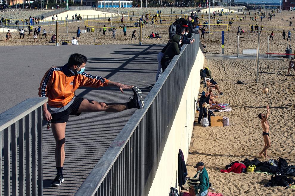 Varias personas practican deporte en la playa. EFE/ Enric Fontcuberta/Archivo