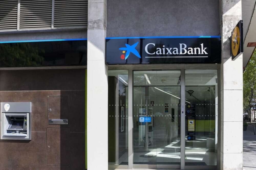 Oficina con el cambio de imagen a Caixabank/ Caixabank