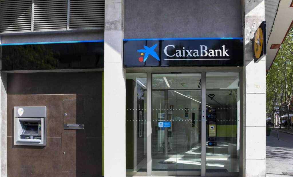 Oficina con el cambio de imagen a Caixabank/ Caixabank
