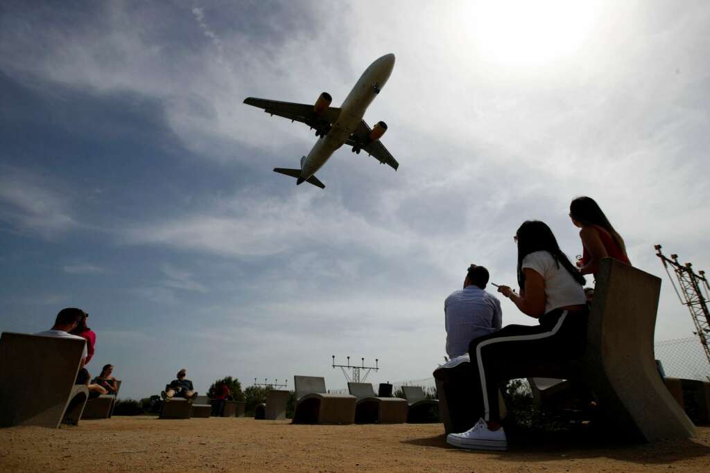 Generalitat y Gobierno celebran una reunión secreta para negociar la ampliación de El Prat. En la imagen, un avión despega desde este aeropuerto./ EFE