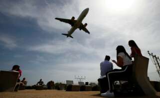 Generalitat y Gobierno celebran una reunión secreta para negociar la ampliación de El Prat. En la imagen, un avión despega desde este aeropuerto./ EFE