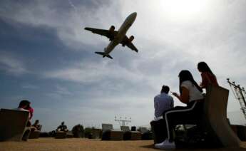 Generalitat y Gobierno celebran una reunión secreta para negociar la ampliación de El Prat. En la imagen, un avión despega desde este aeropuerto./ EFE