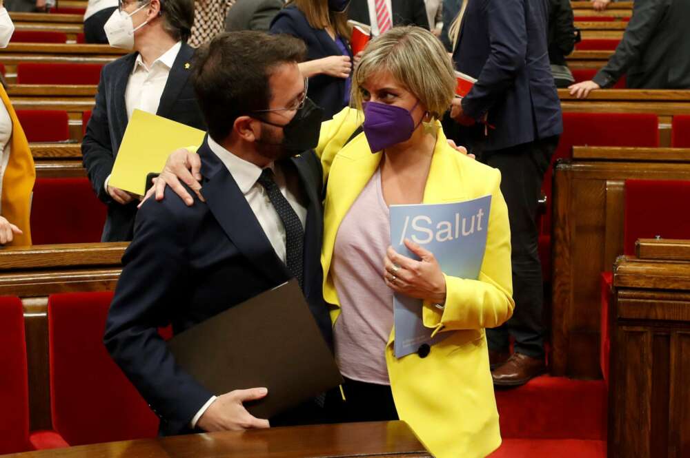 El candidato de ERC a la presidencia de la Generalitat, Pere Aragonès, conversa con la consellera de Salut, Alba Vergés, durante la primera jornada del debate de su investidura, esta tarde en el Parlamento de Cataluña. EFE/Alberto Estévez/POOL