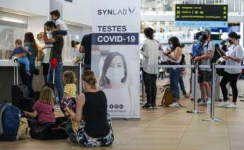 Turistas británicos en un aeropuerto de Portugal. EFE/EPA/LUIS FORRA