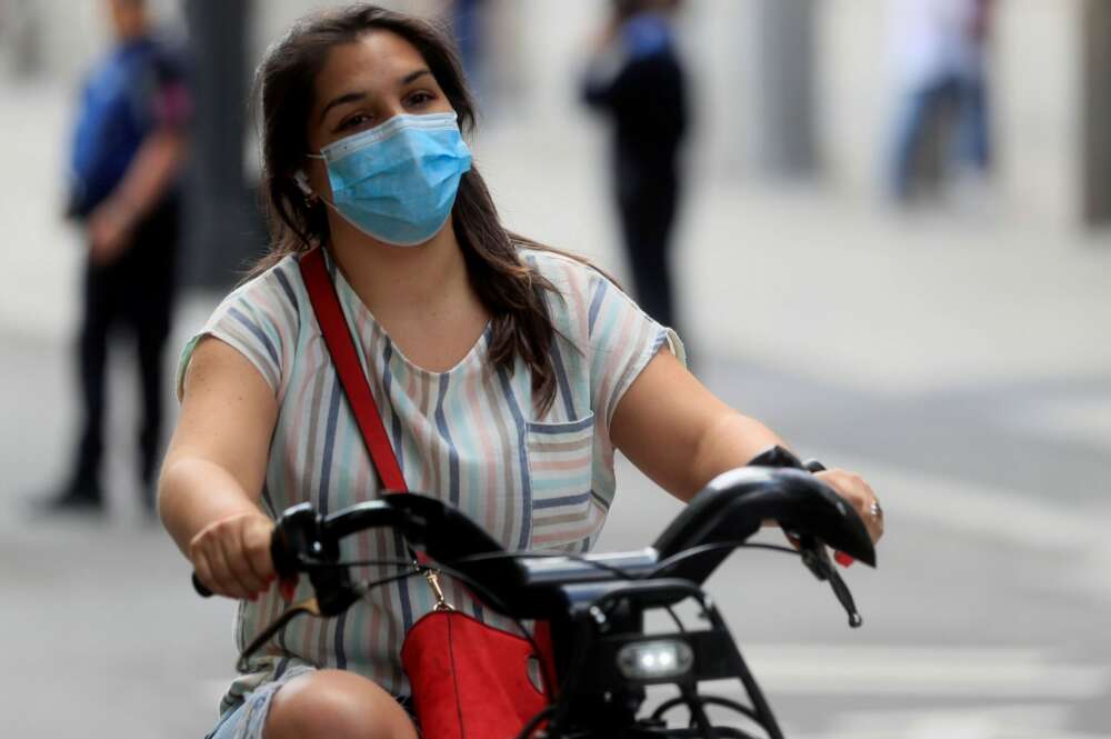 Una joven monta en bicicleta por una calle de Madrid. EFE/ Fernando Alvarado/Archivo