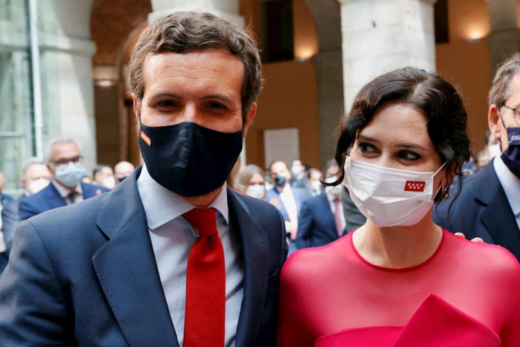 El presidente del Partido Popular, Pablo Casado (i) junto a la presidenta de la Comunidad de Madrid, Isabel Díaz Ayuso (d) durante su investidura celebrada en la Real Casa de Correos este sábado. EFE/Zipi