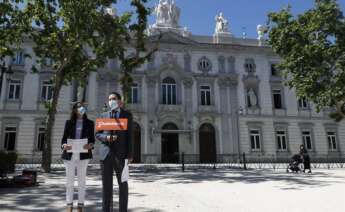 La líder de Ciudadanos, Inés Arrimadas (i), y el portavoz del partido en el Congreso, Edmundo Bal, se dirigen a medios de comunicación a las puertas del Tribunal Supremo, este jueves, donde presentan un recurso para iniciar una "batalla judicial" contra los indultos aprobados por el Gobierno. EFE/ J.P. Gandul