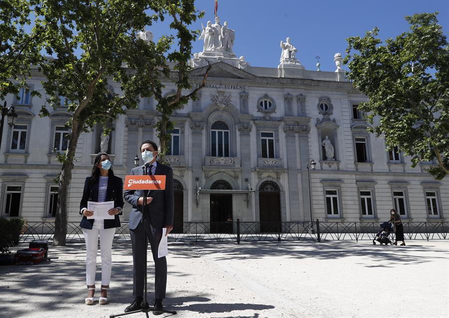 La líder de Ciudadanos, Inés Arrimadas (i), y el portavoz del partido en el Congreso, Edmundo Bal, se dirigen a medios de comunicación a las puertas del Tribunal Supremo, este jueves, donde presentan un recurso para iniciar una "batalla judicial" contra los indultos aprobados por el Gobierno. EFE/ J.P. Gandul