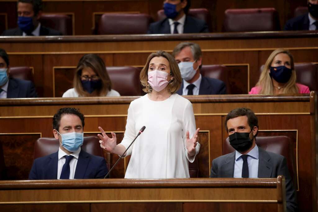 La portavoz del PP, Cuca Gamarra, durante su intervención en la sesión de control al Gobierno de este miércoles en el Congreso centrada en los indultos a los presos del "procés" y a la que no asiste Pedro Sánchez, de viaje oficial en Argentina. EFE/ Juan Carlos Hidalgo