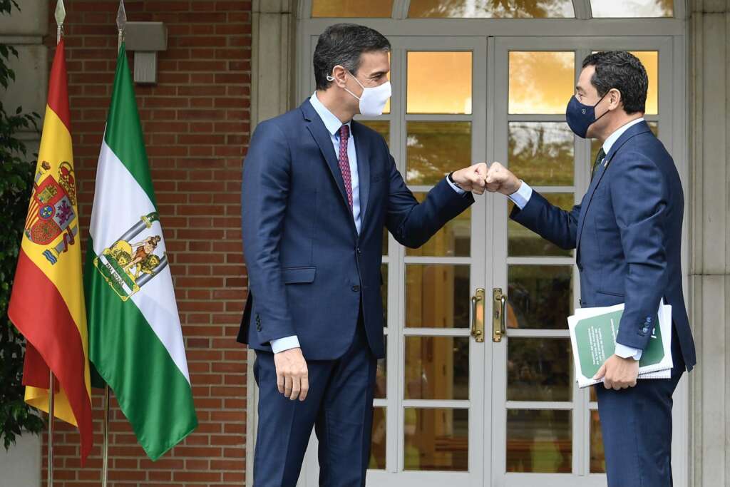 El presidente de la Junta de Andalucía, Juanma Moreno, pide a Pedro Sánchez el mismo trato fiscal para todas las comunidades autónomas. Foto: Pool Moncloa/Fernando Calvo y Borja Puig de la Bellacasa.