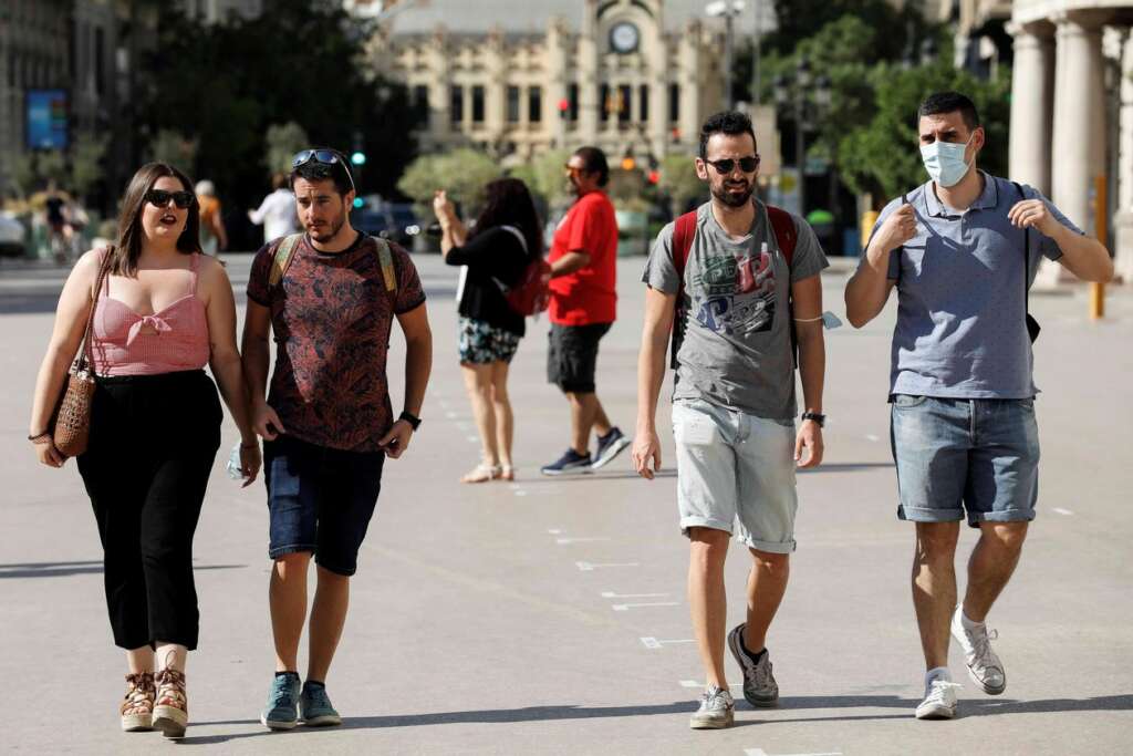 Varias personas sin mascarilla por el centro de Valencia este sábado, primer día sin obligatoriedad de usar mascarillas al aire libre, excepto cuando se produzcan aglomeraciones y no se pueda mantener una distancia mínima de 1,5 metros de distancia entre personas, salvo grupos de convivientes. EFE/Ana Escobar