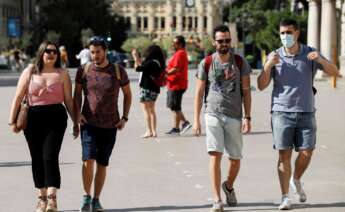 Varias personas sin mascarilla por el centro de Valencia este sábado, primer día sin obligatoriedad de usar mascarillas al aire libre, excepto cuando se produzcan aglomeraciones y no se pueda mantener una distancia mínima de 1,5 metros de distancia entre personas, salvo grupos de convivientes. EFE/Ana Escobar