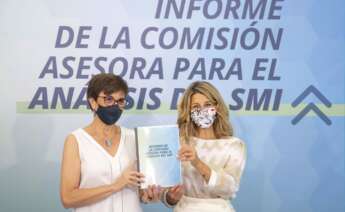 Yolanda Díaz y la presidenta de la comisión de expertos para analizar el SMI, Inmaculada Cebrián.