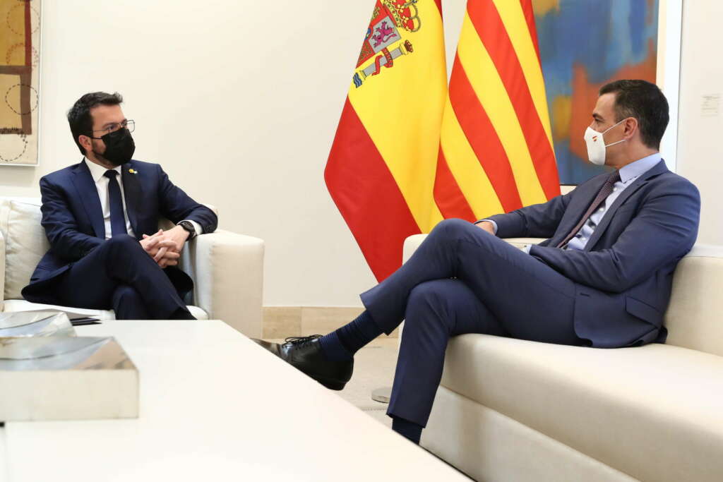 El presidente de la Generalitat, Pere Aragonès, se reúne en Moncloa con el presidente Pedro Sánchez. Foto: Pool Moncloa / Borja Puig de la Bellacasa y Fernando Calvo.