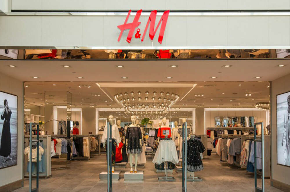 La entrada de una tienda de H&M