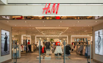 La entrada de una tienda de H&M