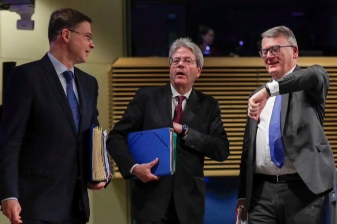 Los comisarios de Economía Valdis Dombrovskis y Paolo Gentiloni y el comisario de Trabajo, Nicolas Schmit, EFE