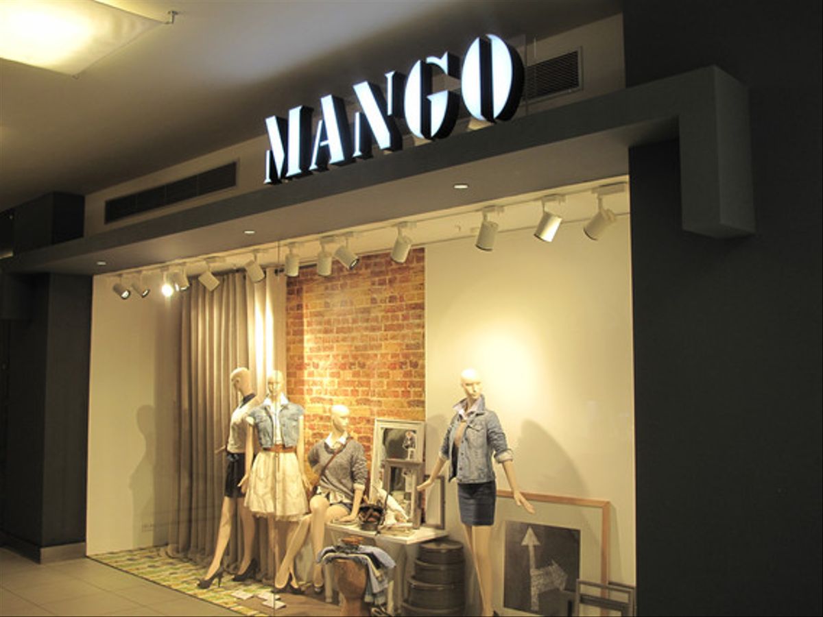 Mango магазин Испания. Витрина магазина манго. Магазин манго Красноярск. Манго магазин одежды Владикавказ.