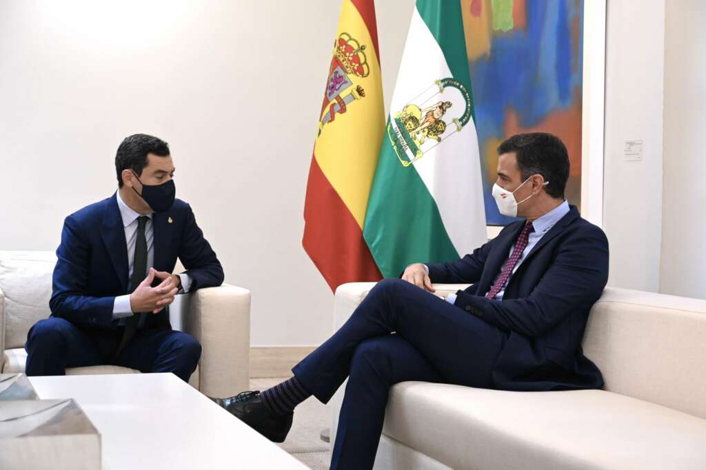 El presidente andaluz, Juanma Moreno, pide a Sánchez una mesa bilateral para tratar el reparto de los fondos europeos. Foto: Pool Moncloa/Fernando Calvo y Borja Puig de la Bellacasa.