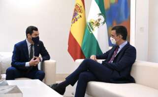 El presidente andaluz, Juanma Moreno, pide a Sánchez una mesa bilateral para tratar el reparto de los fondos europeos. Foto: Pool Moncloa/Fernando Calvo y Borja Puig de la Bellacasa.