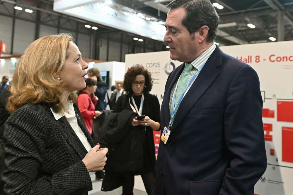 Nadia Calviño y el presidente de la CEOE, Antonio Garamendi. (EFE)