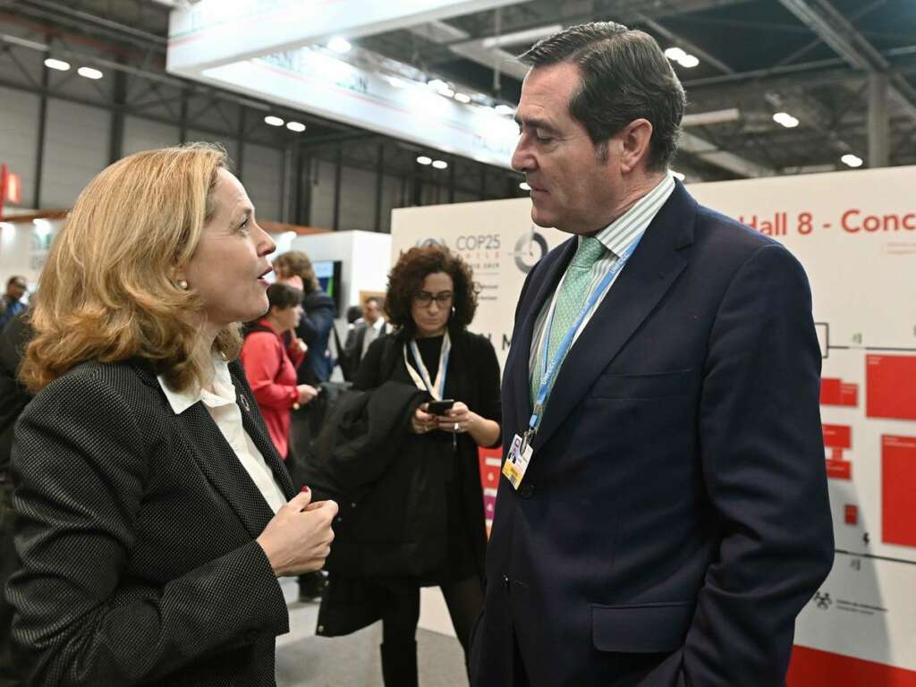 Nadia Calviño y el presidente de la CEOE, Antonio Garamendi. (EFE)
