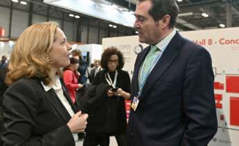 Nadia Calviño y el presidente de la CEOE, Antonio Garamendi. (EFE)