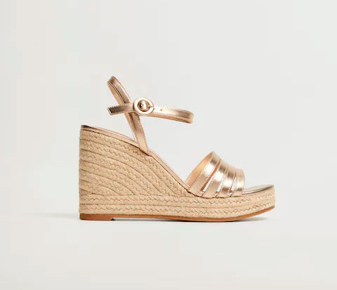 Mango versiona las sandalias icónicas de Jennifer López y las al 25%