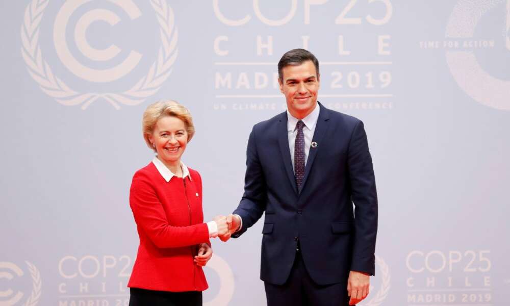 Pedro Sánchez, presidente del Gobierno en funciones, saluda a la presidenta de la Comisión Europea, Ursula von der Leyen | EFE / Chema Moya