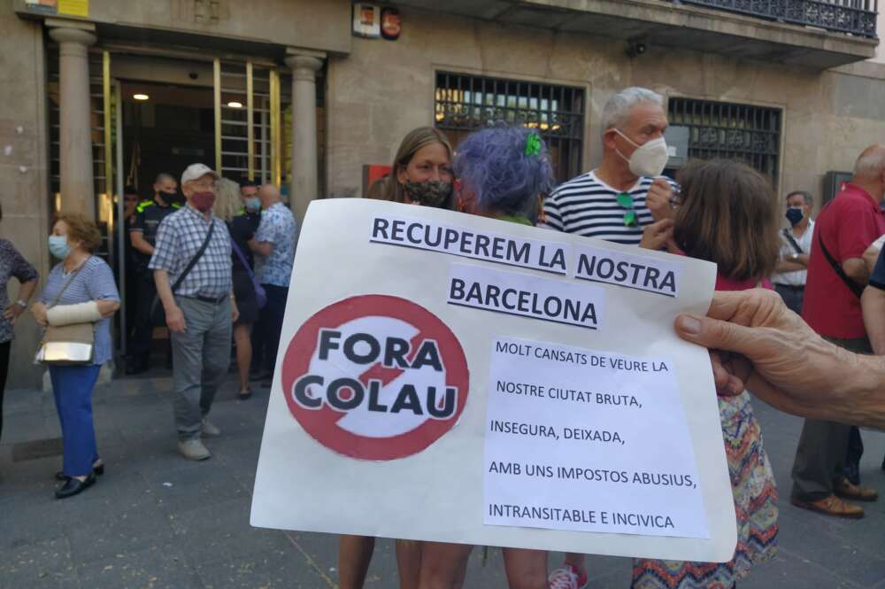 Manifestación en Sant Andreu contra el 'porta a porta', donde manifestantes llevaban carteles pidiendo la dimisión de la alcaldesa / ED