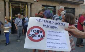Manifestación en Sant Andreu contra el 'porta a porta', donde manifestantes llevaban carteles pidiendo la dimisión de la alcaldesa / ED