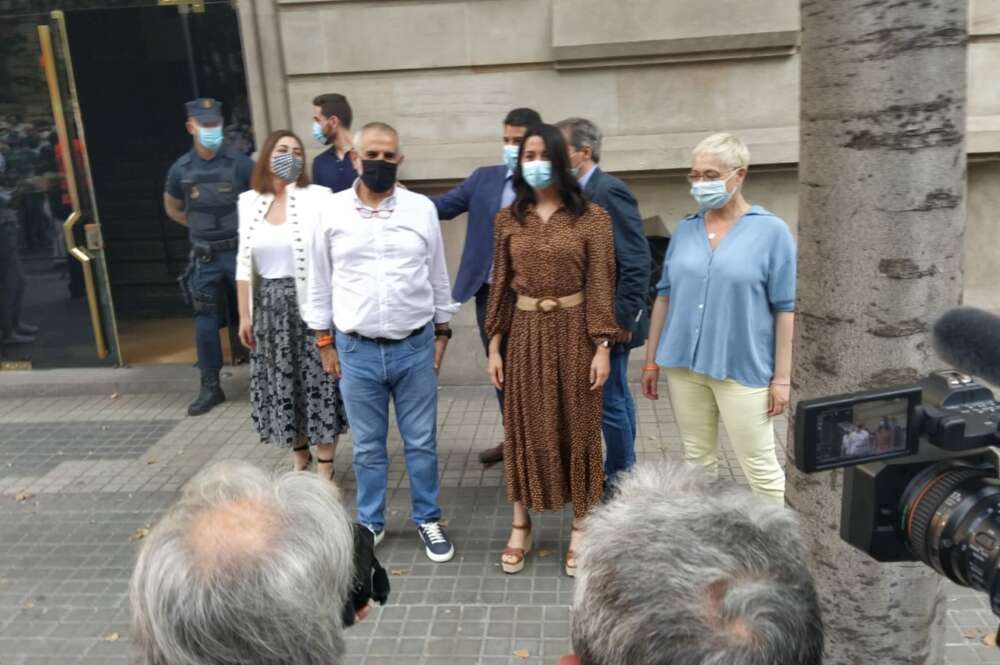Inés Arrimadas, acompañada de Carlos Carrizosa a la llegada de la manifestación en contra de los indultos a los presos por sedición frente a la Delegación del Gobierno / ED