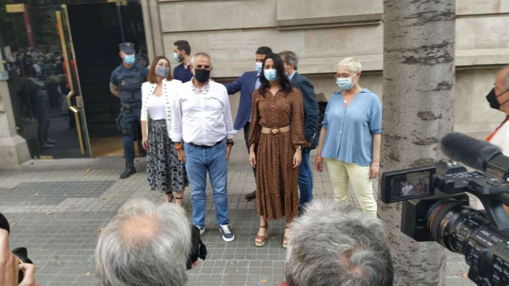 Inés Arrimadas, acompañada de Carlos Carrizosa a la llegada de la manifestación en contra de los indultos a los presos por sedición frente a la Delegación del Gobierno / ED
