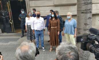 Inés Arrimadas, acompañada de Carlos Carrizosa a la llegada de la manifestación en contra de los indultos a los presos por sedición frente a la Delegación del Gobierno / ED