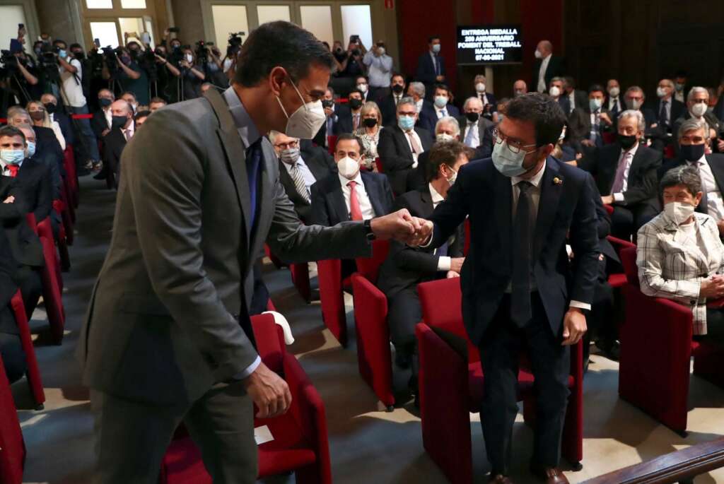 El presidente del Gobierno, Pedro Sánchez, saluda al presidente de la Generalitat, Pere Aragonés (i), durante el acto de entrega de la medalla conmemorativa del 250 aniversario de Foment del Treball a Javier Godó, este lunes en Barcelona. EFE/Pool Moncloa/Fernando Calvo