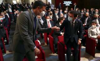 El presidente del Gobierno, Pedro Sánchez, saluda al presidente de la Generalitat, Pere Aragonés (i), durante el acto de entrega de la medalla conmemorativa del 250 aniversario de Foment del Treball a Javier Godó, este lunes en Barcelona. EFE/Pool Moncloa/Fernando Calvo