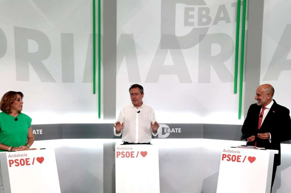 Los candidatos a las primarias del PSOE andaluz, (i-d) Susana Díaz, Juan Espadas y Luis Ángel Hierro, durante el único debate que han celebrado hoy martes antes de elegir al candidato socialista a la presidencia de la Junta de Andalucia. EFE/José Manuel Vidal.