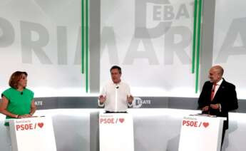 Los candidatos a las primarias del PSOE andaluz, (i-d) Susana Díaz, Juan Espadas y Luis Ángel Hierro, durante el único debate que han celebrado hoy martes antes de elegir al candidato socialista a la presidencia de la Junta de Andalucia. EFE/José Manuel Vidal.