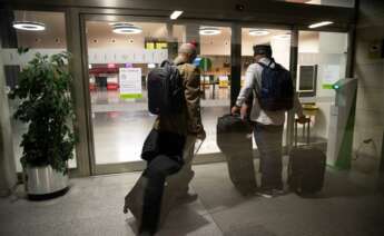 Personal de confianza de Brahim Gahi a la entrada del aeropuerto de Pamplona en Noáin. EFE/Villar López