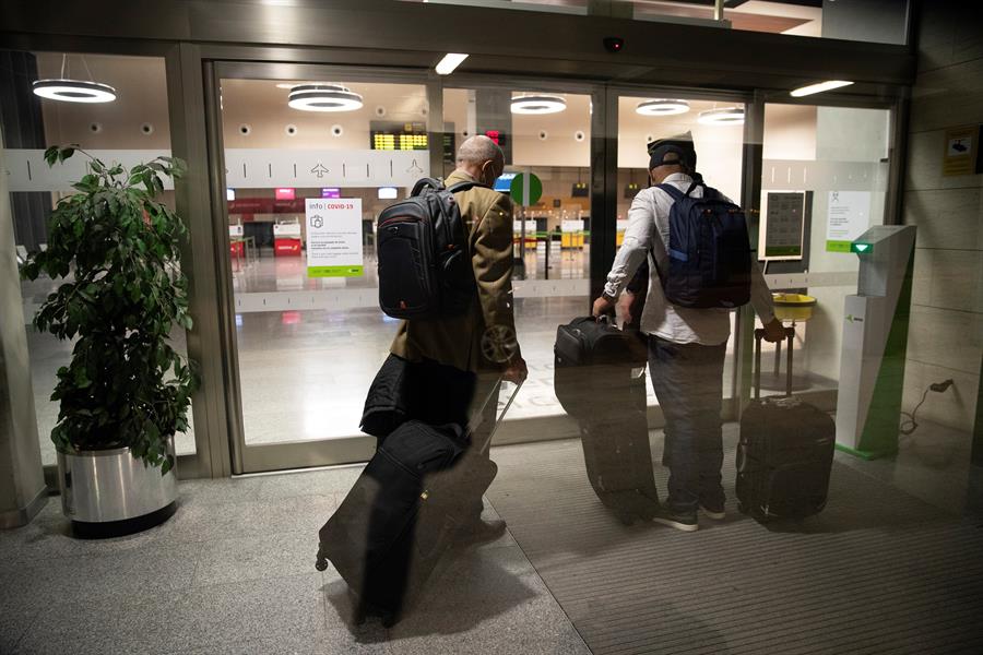 Personal de confianza de Brahim Gahi a la entrada del aeropuerto de Pamplona en Noáin. EFE/Villar López